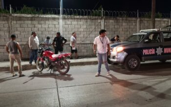 Un taxista tumbó al conductor de una moto en el bulevar Lázaro Cárdenas