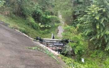 Persecución termina en patrullas volcadas, cinco policías heridos y tres detenidos