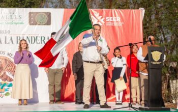 Más de mil 800 estudiantes realizan juramento a la Bandera en Valles