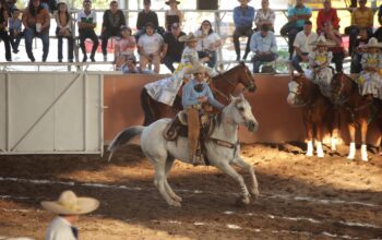 La charrería reúne tradición y causa social en la FENAHUAP 2026