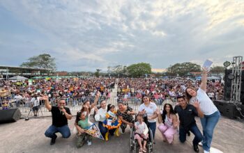Miles asisten y disfrutan show infantil en terrenos de la feria