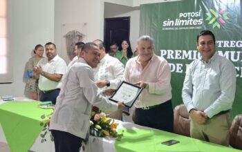 Reconocen a docentes con el premio municipal a la educación 2026 en Valles