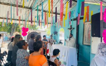 Entre flores y oraciones, vallenses honran a sus madres fallecidas