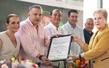 Maestros de Ciudad Valles reciben homenaje en multitudinario festejo por su día