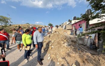 Alcalde David Medina acuerda obras y medidas preventivas para familias de El Carmen 3
