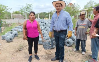 Entregan láminas y alambre subsidiados a familias y productores de Santa Martha y Nuevo Aquismón