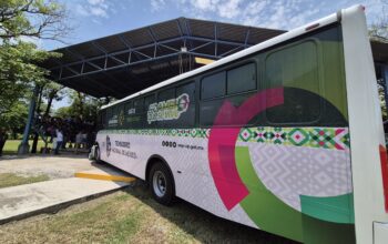 David Medina destaca apoyo estatal a la educación durante entrega de autobús al Tec