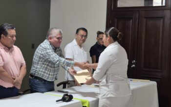 📜 Ayuntamiento entrega cartas de liberación a estudiantes de Enfermería del CONALEP
