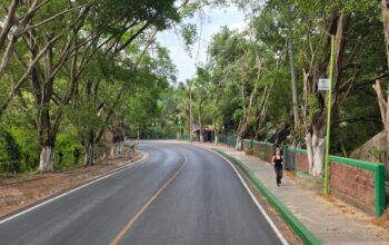 Rehabilitan carretera Comoca-Axtla tras afectaciones causadas por tromba