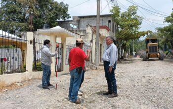 Obras avanzan en las colonias; Valles mantiene varios frentes de pavimentación