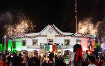 Miles de vallenses celebran el Grito de Independencia en la Plaza Principal