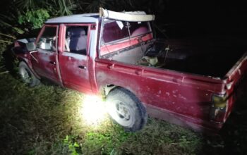 Muere adulto mayor durante traslado a Ciudad Valles; camioneta terminó fuera de la carretera