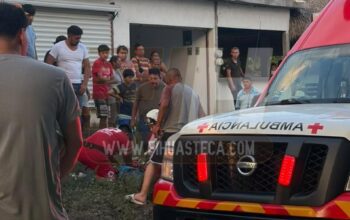“Vocho” se atraviesa al paso de motociclista y provoca fuerte choque