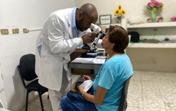 Brindan atención oftalmológica a 63 personas durante jornada de salud visual en Ciudad Valles